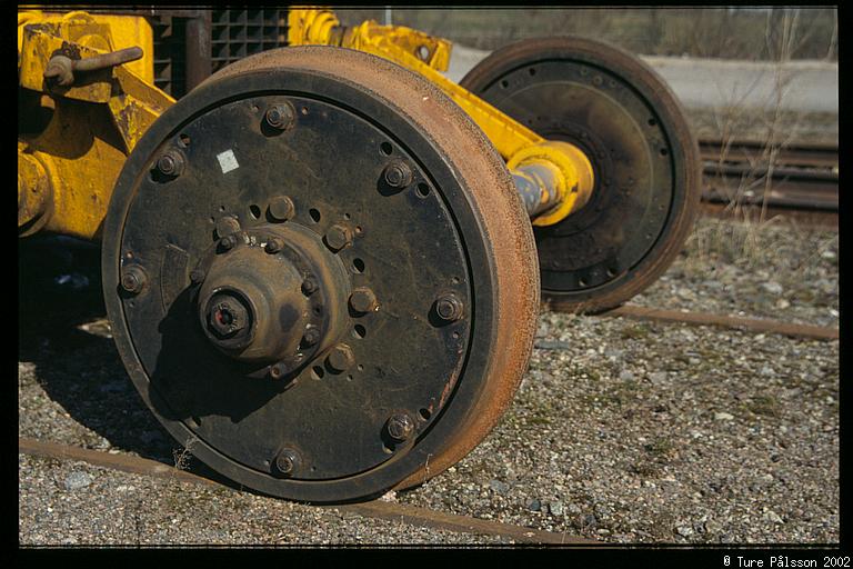 Leaf sweeping machine wheels